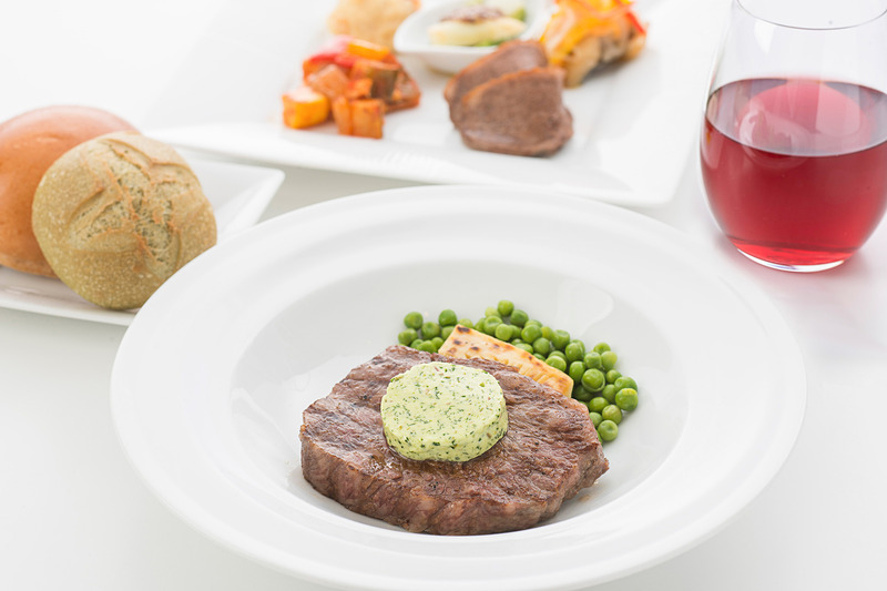 JALは「BEDD（ベッド） SKY AUBERGE by JAL」に生江史伸氏と渥美創太氏を迎え、彼らが監修した機内食を3月1日から提供する