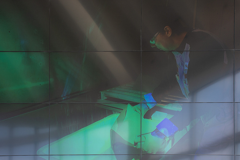 紫外線でキズなどを調べる