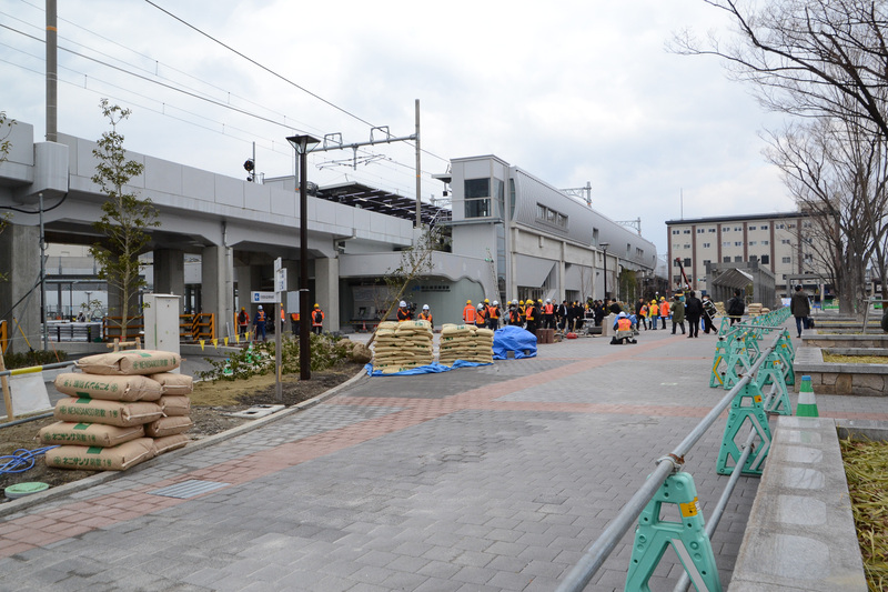京都鉄道博物館のゲート前から駅を見たところ。外壁が丸みを帯びたデザインになっている