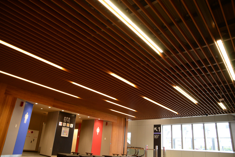 天井にも木質系の素材を用いて、内装に統一感を持たせている。照明は埋め込むことで柔らかい光を演出