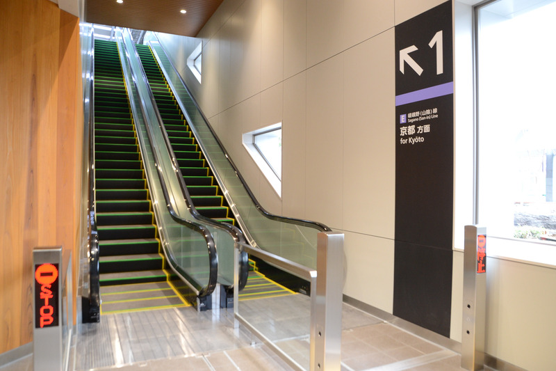 1番線 京都方面ホーム行きエスカレータ