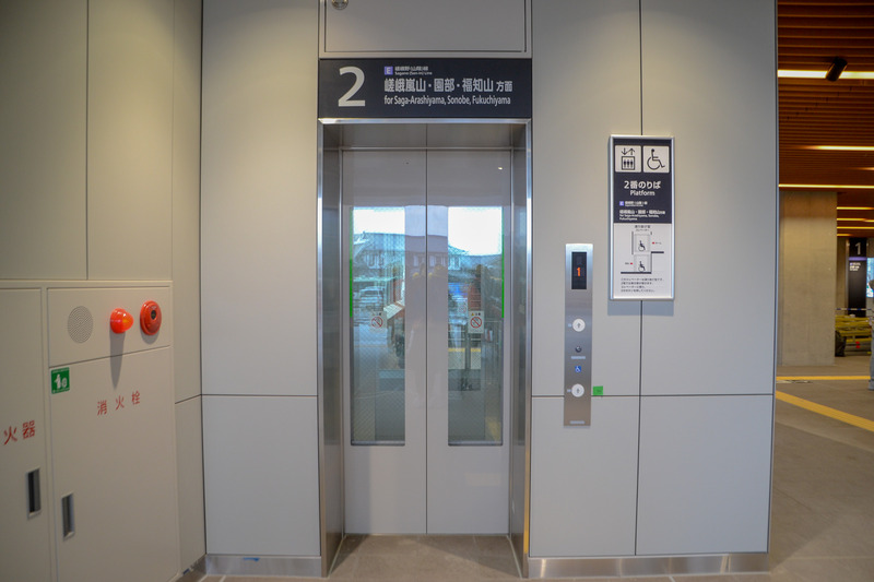 2番線 嵯峨嵐山・園部・福知山方面ホーム行きエレベータ