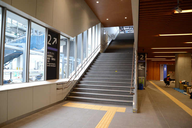 2番線 嵯峨嵐山・園部・福知山方面ホーム行き階段。大きな窓があり景色も楽しめる