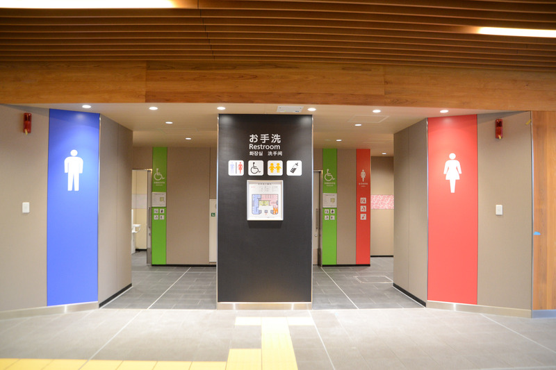 トイレは男性用/女性用のほか、多機能トイレ（2か所）、子供用トイレや授乳室を設けている