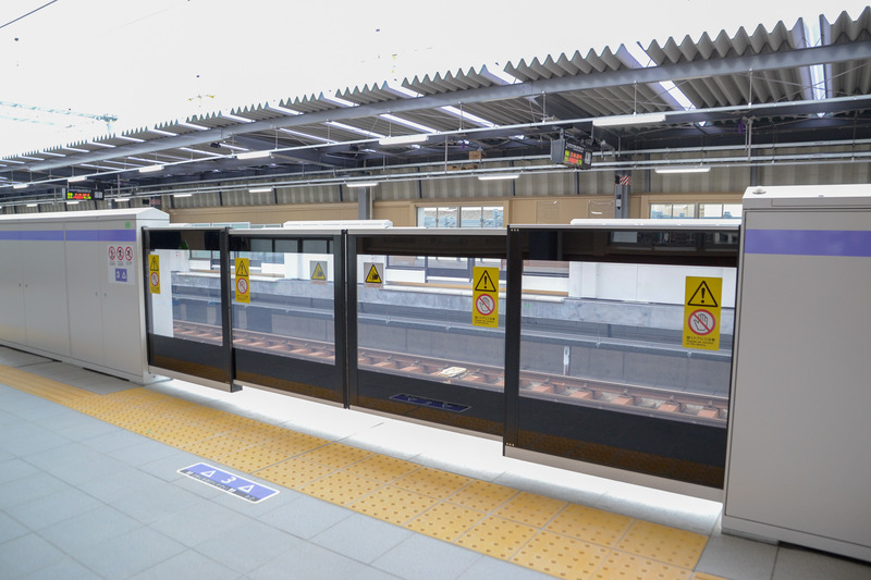 ホーム柵は開口部の広い重引き戸式の可動式ホーム柵を採用