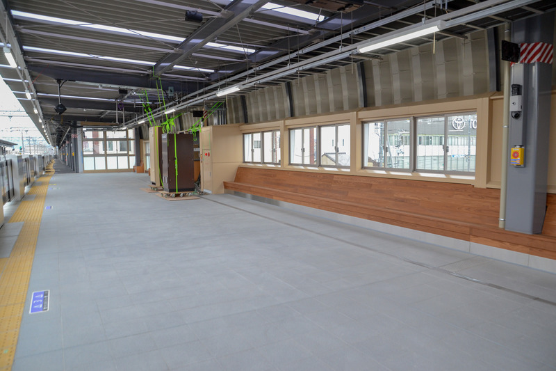 窓が多く、木製のベンチが設置されている