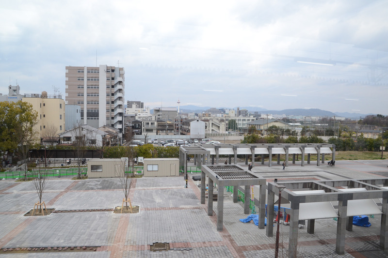 1番線ホームの窓から見た眺め。京都タワーや奥には水族館も見える