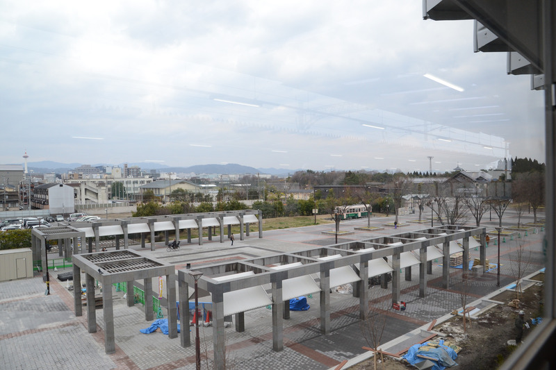 1番線ホームの窓から見た眺め。京都タワーや奥には水族館も見える