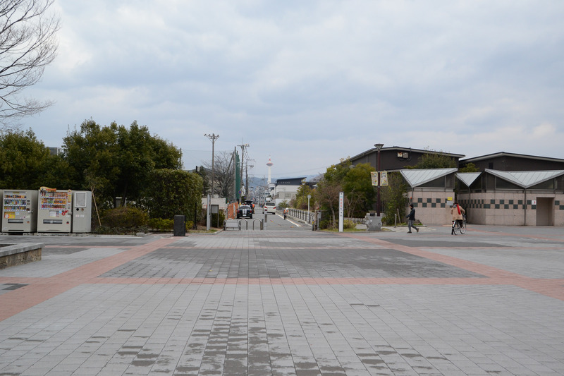駅を背にすると、正面には京都タワーが見える