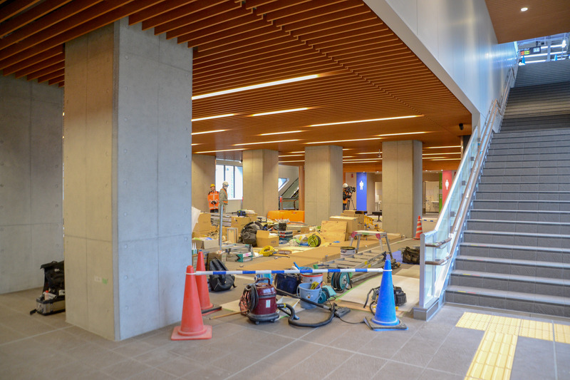 駅コンコース部分。1番線行きのエレベータ前から見たところ