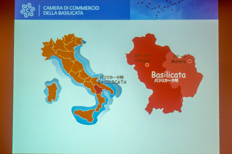 バジリカータ州の位置を示すスライド