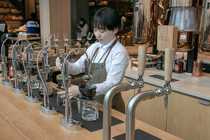 コーヒーの焙煎など各分野の訓練を受けた約250名のパートナー（店舗スタッフ）がサービスを提供する