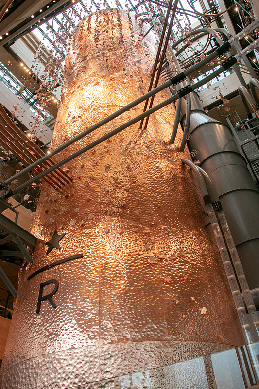 全長約17mと、世界5店舗の「スターバックス リザーブ ロースタリー」で一番背が高いキャスク（店内で焙煎したコーヒー豆の熟成・貯蔵庫）。建物の4階まで突き抜けている