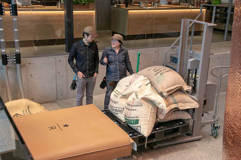 地下に生豆の倉庫があり、焙煎する際には1階に運ぶ