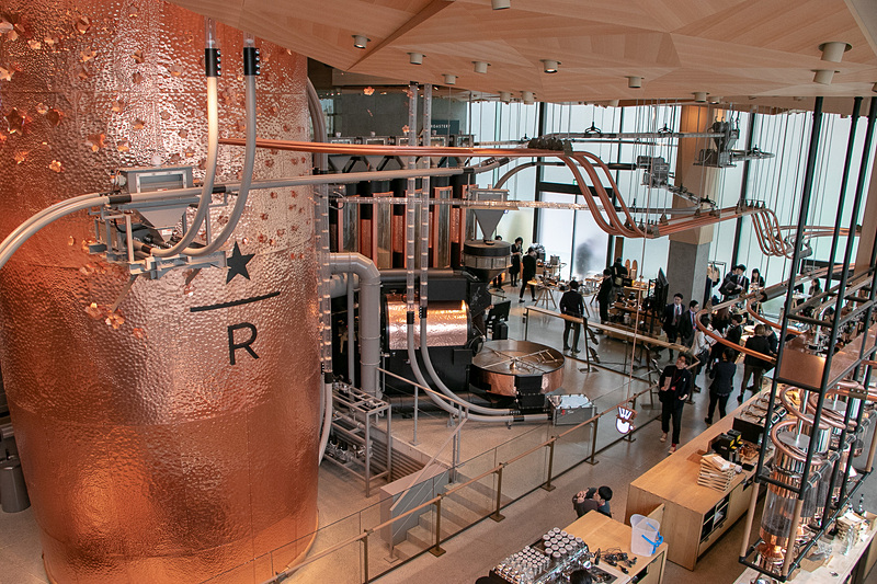 1階では「スターバックス リザーブ ロースタリー東京」オリジナルのグッズなども購入できる