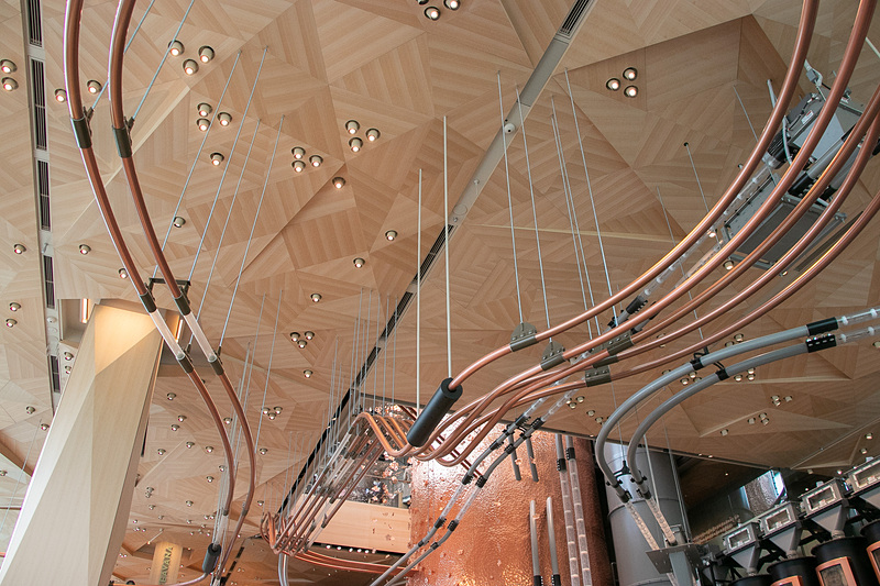 天井のデザインは日本の折り紙をモチーフに