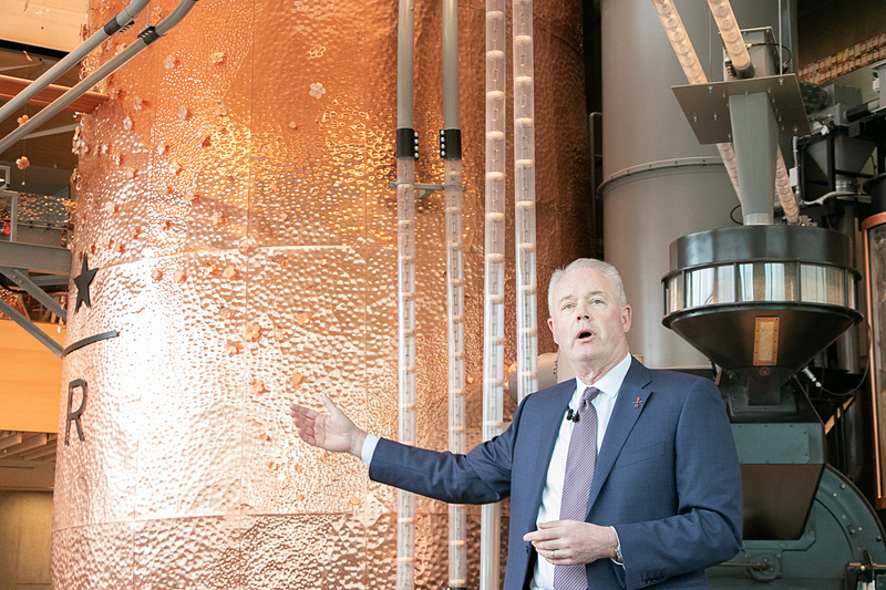 「スターバックスのパートナーが職人技を披露するステージ」と紹介するケビン・ジョンソン氏