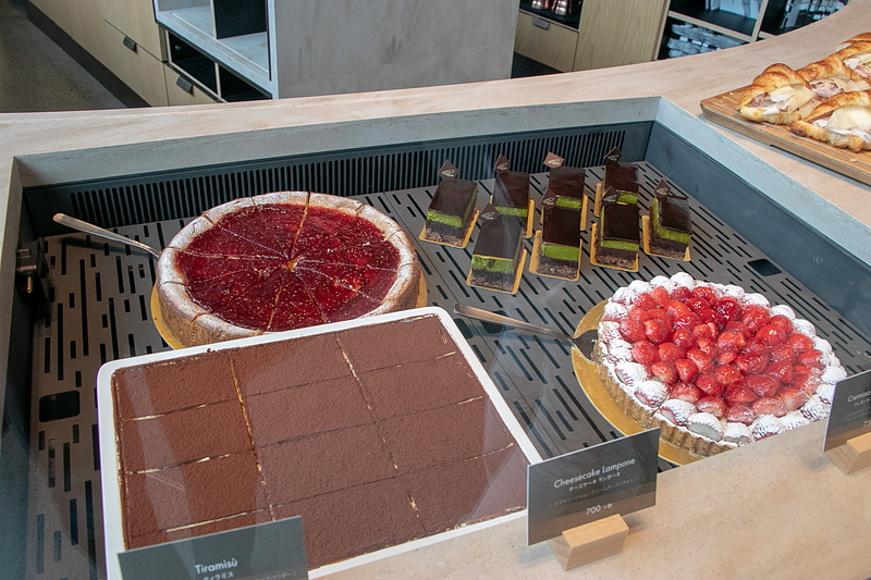 1階では「スターバックス リザーブ ロースタリー東京」オリジナルのグッズなども購入できる