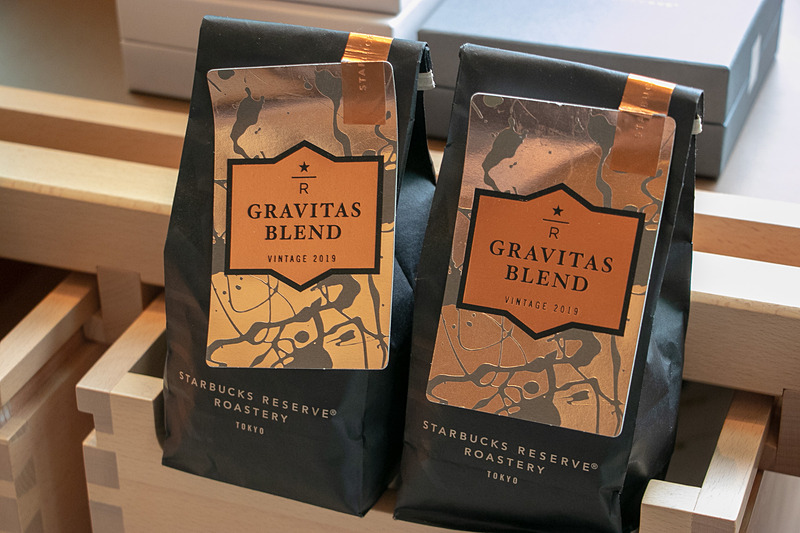 1階では「スターバックス リザーブ ロースタリー東京」オリジナルのグッズなども購入できる