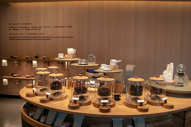 お茶を使ったさまざまなビバレッジやフードを楽しみ、関連グッズを購入できる