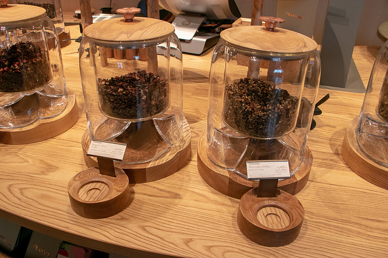 お茶を使ったさまざまなビバレッジやフードを楽しみ、関連グッズを購入できる