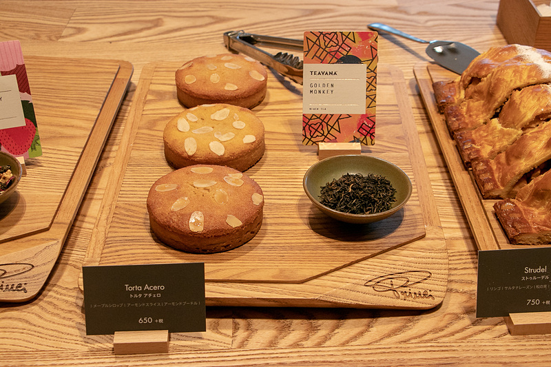 お茶を使ったさまざまなビバレッジやフードを楽しみ、関連グッズを購入できる