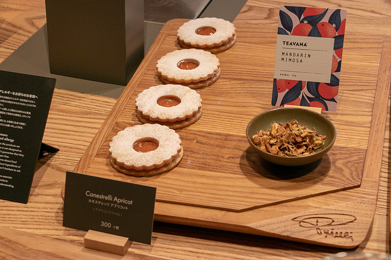 お茶を使ったさまざまなビバレッジやフードを楽しみ、関連グッズを購入できる