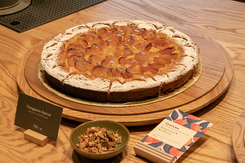 お茶を使ったさまざまなビバレッジやフードを楽しみ、関連グッズを購入できる