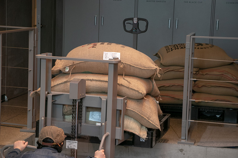 地下に生豆の倉庫があり、焙煎する際には1階に運ぶ