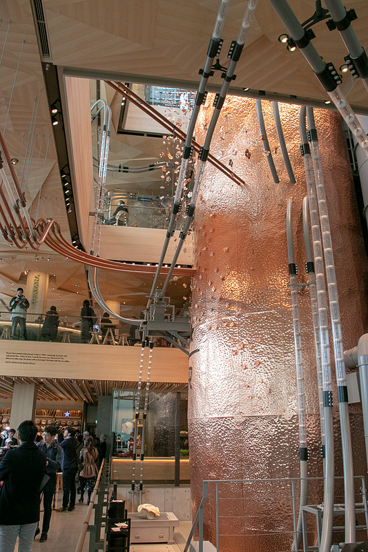 店内に張り巡らせた管を生豆が移動して