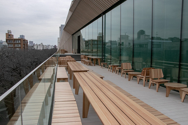 テラスは縁側をイメージしており「縁側でコーヒーやアルコール、目黒川の流れや桜を楽しんでもらえたら」」と隈氏は語った
