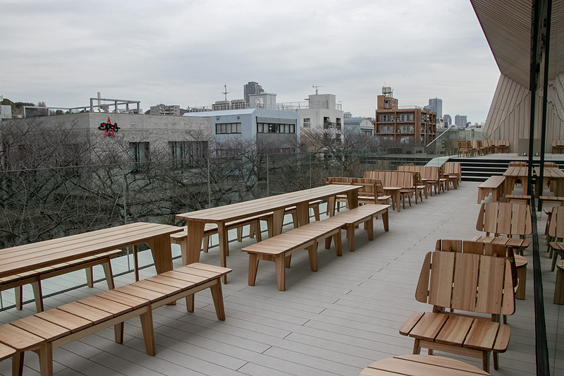 テラスは縁側をイメージしており「縁側でコーヒーやアルコール、目黒川の流れや桜を楽しんでもらえたら」」と隈氏は語った