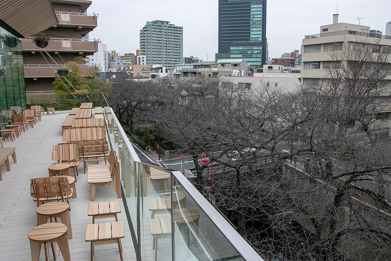 テラスは縁側をイメージしており「縁側でコーヒーやアルコール、目黒川の流れや桜を楽しんでもらえたら」」と隈氏は語った