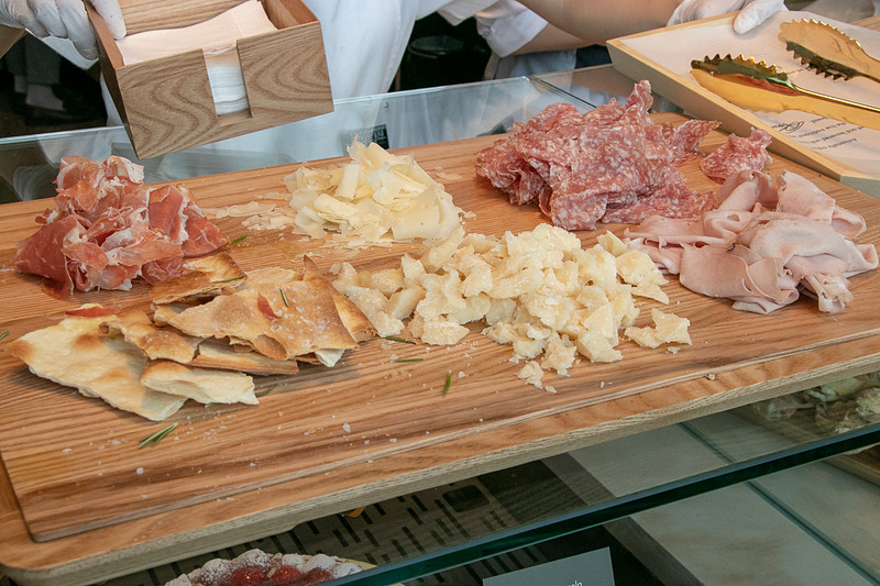 アルコールも含めた「スターバックス リザーブ ロースタリー東京」ならではのビバレッジや、お酒に合うフードを楽しめる