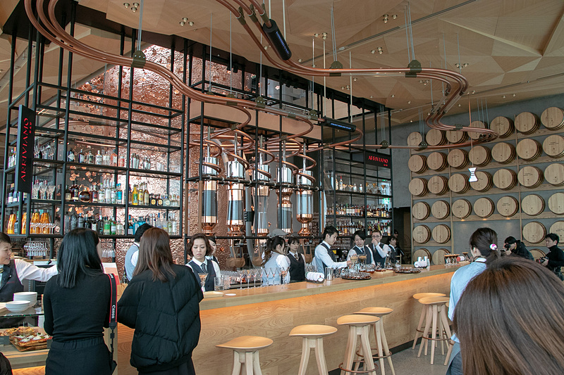 アルコールも含めた「スターバックス リザーブ ロースタリー東京」ならではのビバレッジや、お酒に合うフードを楽しめる