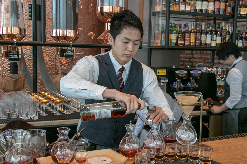 アルコールも含めた「スターバックス リザーブ ロースタリー東京」ならではのビバレッジや、お酒に合うフードを楽しめる