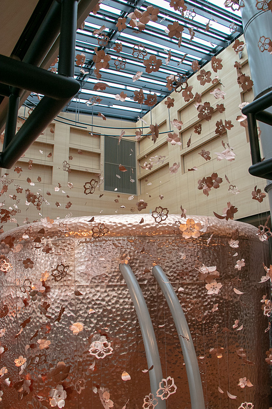 目黒川にサクラの花びらが舞い散る様子をモチーフにしたキャスクのデザイン