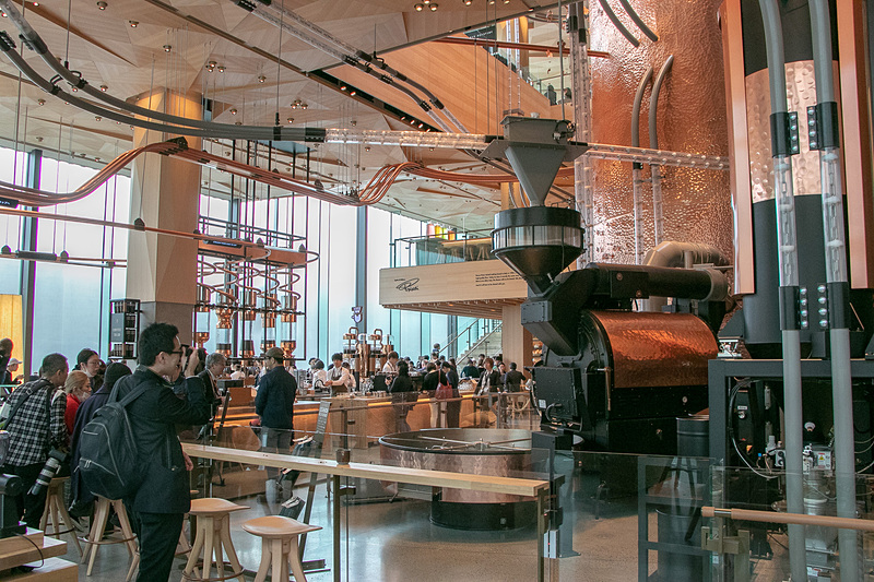 1階では「スターバックス リザーブ ロースタリー東京」オリジナルのグッズなども購入できる