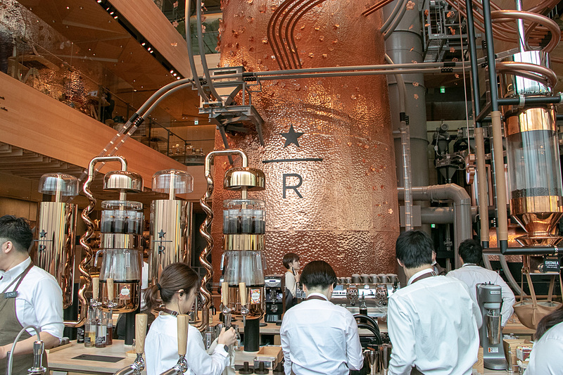 そしてパートナーがコーヒーを入れる