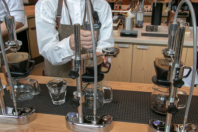 コーヒーの焙煎など各分野の訓練を受けた約250名のパートナー（店舗スタッフ）がサービスを提供する