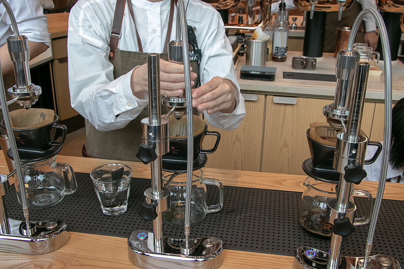 コーヒーの焙煎など各分野の訓練を受けた約250名のパートナー（店舗スタッフ）がサービスを提供する