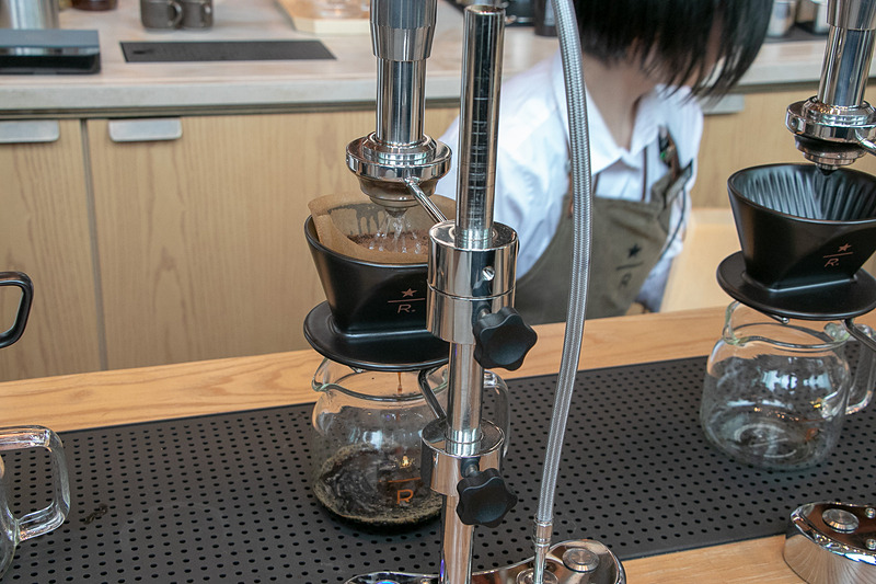 コーヒーの焙煎など各分野の訓練を受けた約250名のパートナー（店舗スタッフ）がサービスを提供する