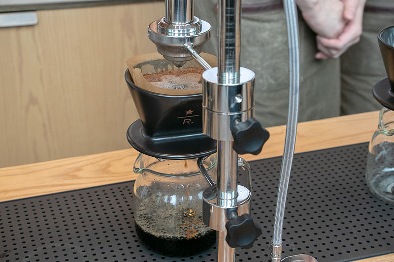 コーヒーの焙煎など各分野の訓練を受けた約250名のパートナー（店舗スタッフ）がサービスを提供する