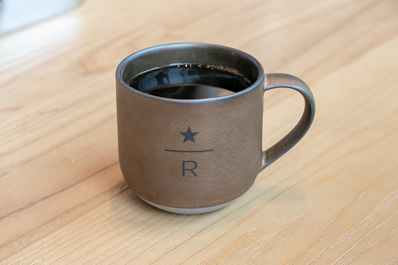 コーヒーの焙煎など各分野の訓練を受けた約250名のパートナー（店舗スタッフ）がサービスを提供する