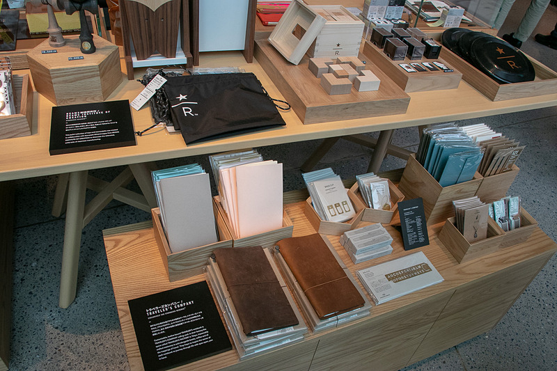 1階では「スターバックス リザーブ ロースタリー東京」オリジナルのグッズなども購入できる