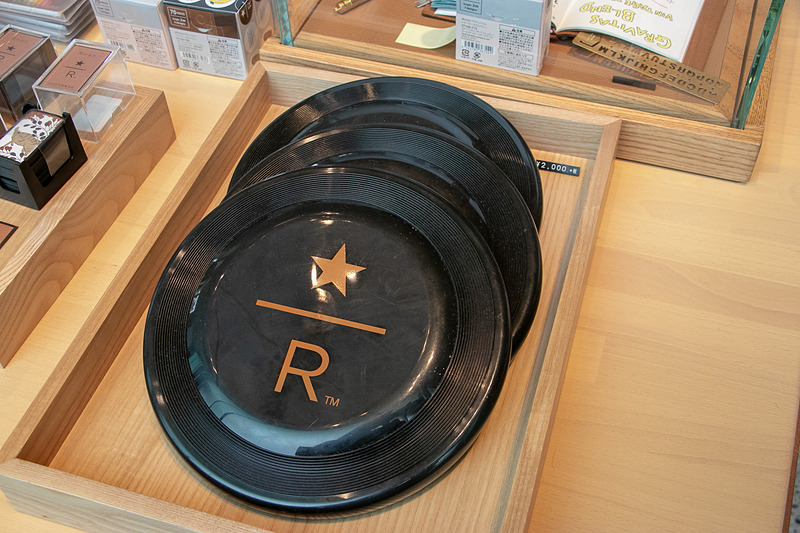 1階では「スターバックス リザーブ ロースタリー東京」オリジナルのグッズなども購入できる