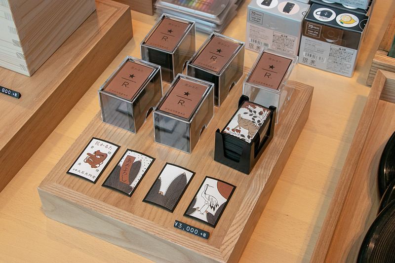 1階では「スターバックス リザーブ ロースタリー東京」オリジナルのグッズなども購入できる