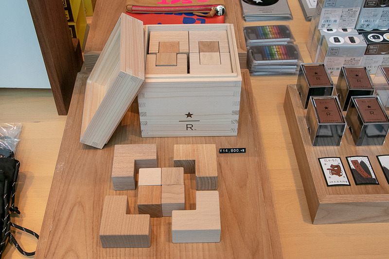 1階では「スターバックス リザーブ ロースタリー東京」オリジナルのグッズなども購入できる