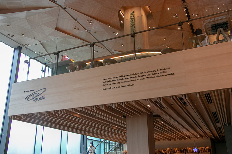 1階では「スターバックス リザーブ ロースタリー東京」オリジナルのグッズなども購入できる