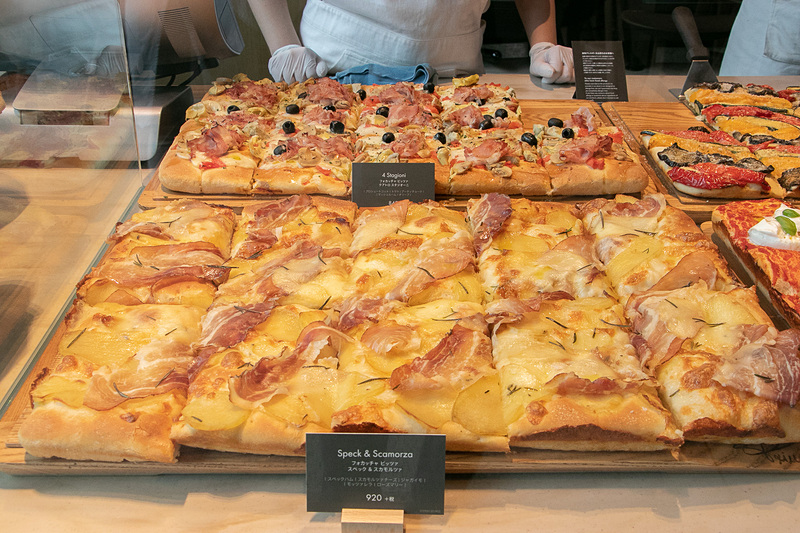 1階では「スターバックス リザーブ ロースタリー東京」オリジナルのグッズなども購入できる